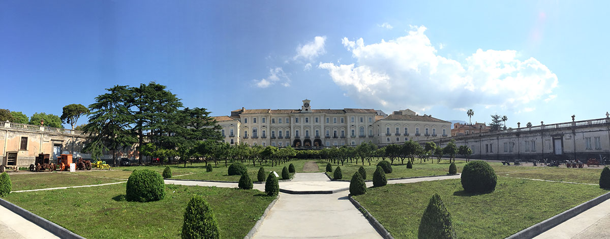 La maestosa Reggia di Portici, un'oasi di bellezza tra i suoi vasti giardini, con vista sul mare